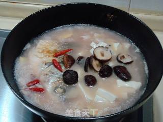冬季泡菜吃法“酸汤鱼头”的做法步骤：9