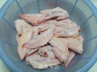 红烧鸡翅尖的做法步骤：1