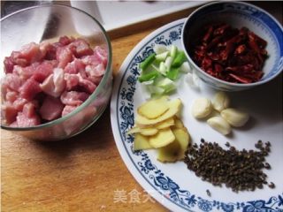 辣子肉丁的做法步骤：1