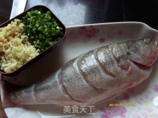 浇汁鲈鱼的做法步骤：1