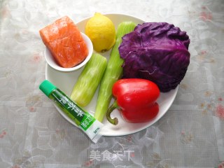 【创意新派菜】鸿运捞三文鱼生的做法步骤：1