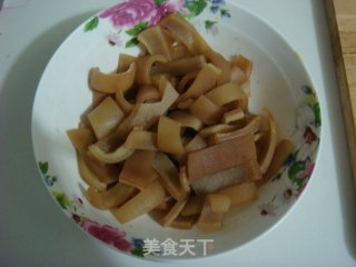 麻辣西芹猪皮的做法步骤：1