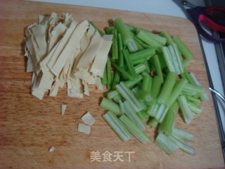 麻辣西芹猪皮的做法步骤：2