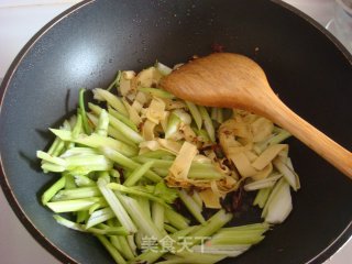 麻辣西芹猪皮的做法步骤：4