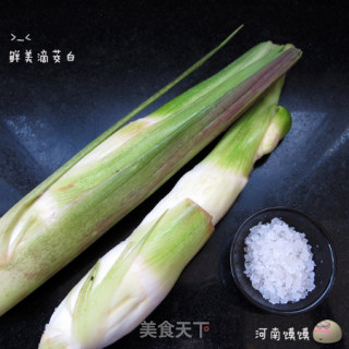 海盐烤茭白的做法步骤：1