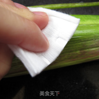 海盐烤茭白的做法步骤：2