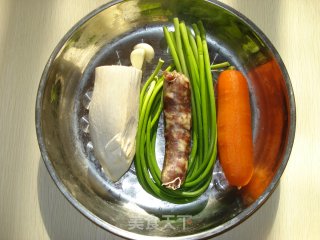 爆炒肉肠蒜薹胡萝卜的做法步骤：1