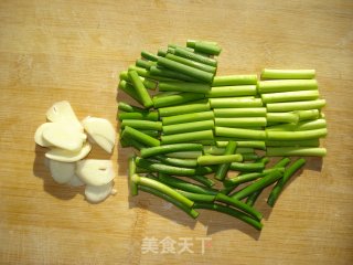 爆炒肉肠蒜薹胡萝卜的做法步骤：4
