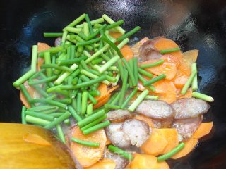 爆炒肉肠蒜薹胡萝卜的做法步骤：7