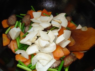 爆炒肉肠蒜薹胡萝卜的做法步骤：8