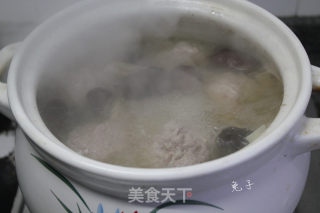 一道简单又好吃的冬季暖胃菜---清炖狮子头的做法步骤：3