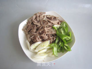 拆骨羊肉炒尖椒的做法步骤：2