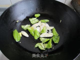 拆骨羊肉炒尖椒的做法步骤：3
