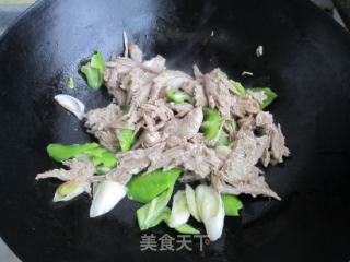 拆骨羊肉炒尖椒的做法步骤：4