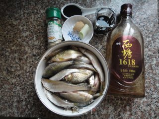 家常小鱼冻的做法步骤：1