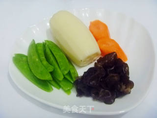 【家庭快手小炒】简单好吃---荷塘小炒（素）的做法步骤：1