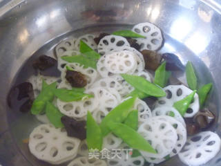 【家庭快手小炒】简单好吃---荷塘小炒（素）的做法步骤：4