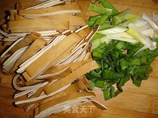 蒜苗绿豆芽炒豆腐干的做法步骤：1