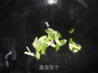 蒜苗绿豆芽炒豆腐干的做法步骤：3