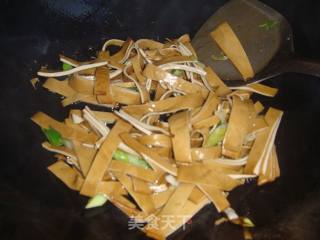 蒜苗绿豆芽炒豆腐干的做法步骤：4