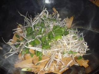 蒜苗绿豆芽炒豆腐干的做法步骤：5