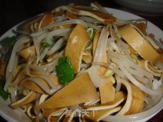蒜苗绿豆芽炒豆腐干的做法步骤：7
