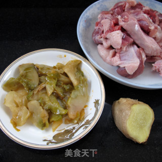 榨菜鸭翅汤的做法步骤：1