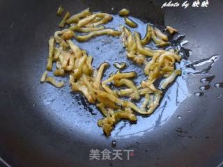 榨菜炒猪肚的做法步骤：3