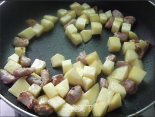 土豆烧肉的做法步骤：4