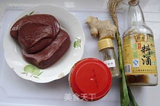 青蒜炒鸭血的做法步骤：1
