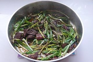 青蒜炒鸭血的做法步骤：10