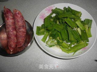 蒜苗炒香肠的做法步骤：1