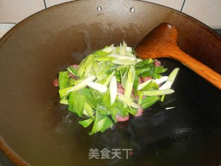 蒜苗炒香肠的做法步骤：4