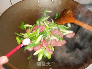 蒜苗炒香肠的做法步骤：5
