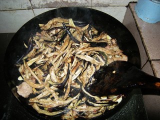 茄子干炒肉的做法步骤：7