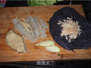 鱼片虾皮紫菜汤的做法步骤：1