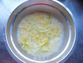 早餐经常做的鸡蛋瓜饼的做法步骤：2