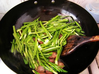 蒜苗炒香肠的做法步骤：6