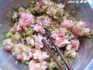 榨菜包菜肉馅饺子的做法步骤：3