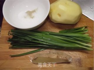 韭菜炒土豆丝的做法步骤：1