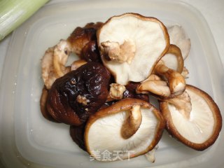 香菇扒油菜的做法步骤：1