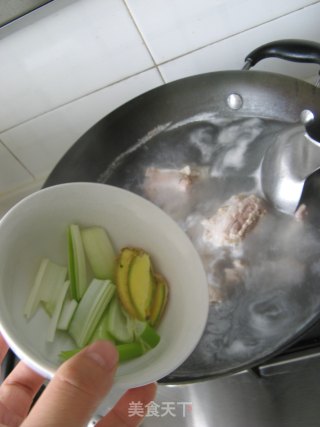 汤煲篇——【白菜粉丝羊肉汤】的做法步骤：3