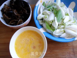 大葱木耳炒鸡蛋的做法步骤：1