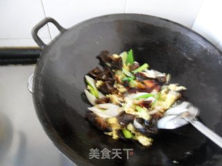 大葱木耳炒鸡蛋的做法步骤：6