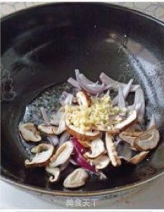 【红咖喱鲜虾豆腐】的做法步骤：2