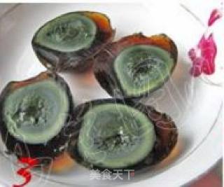 纯粹的清爽凉拌菜。【皮蛋拌豆腐】的做法步骤：3