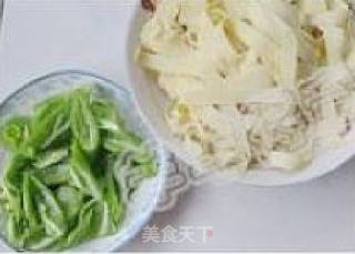 【家常尖椒豆腐皮】的做法步骤：2