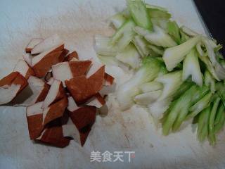 香干炒西芹的做法步骤：1