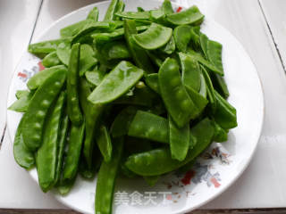 荷兰豆炒腊肠的做法步骤：1