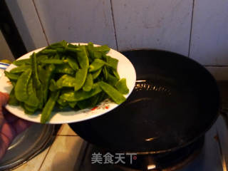 荷兰豆炒腊肠的做法步骤：3